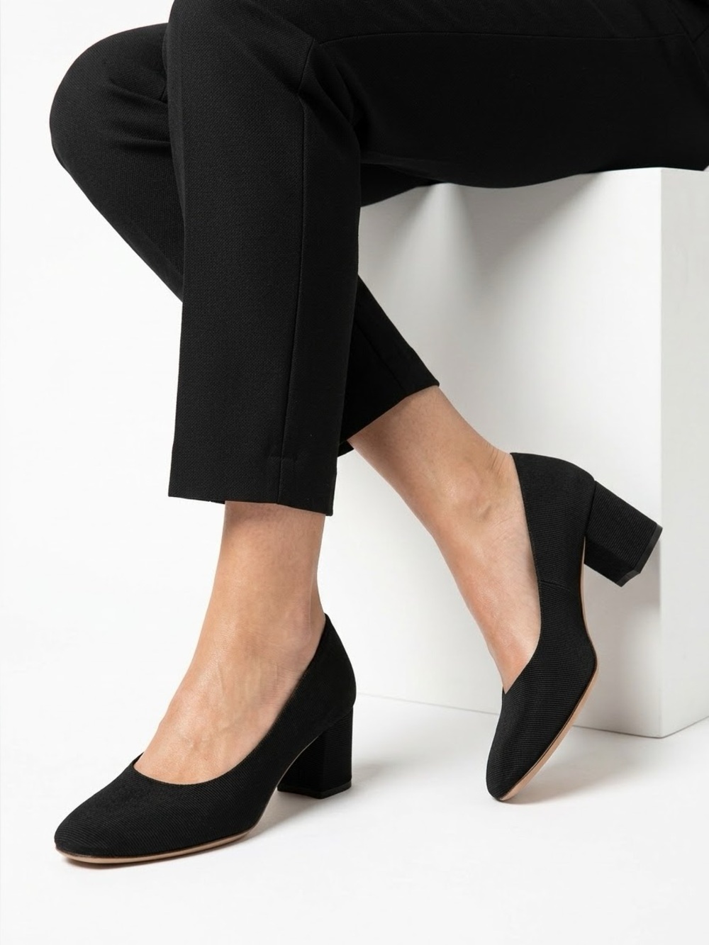 Vintage Salvatore Ferragamo classic black grosgrain block heel pumps - size 5.5